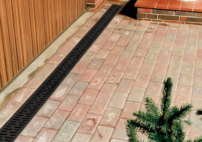 UHNL  PP Plastic Drainage Channel EN1433 Class A15-1m complete with Black Plastic Grate